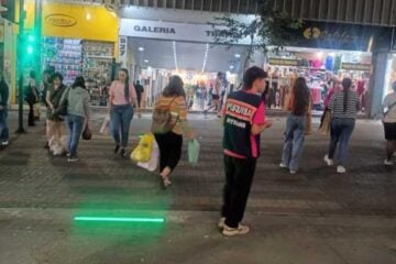 Semáforo com luzes de LED no chão chega a novo cruzamento no Centro de BH