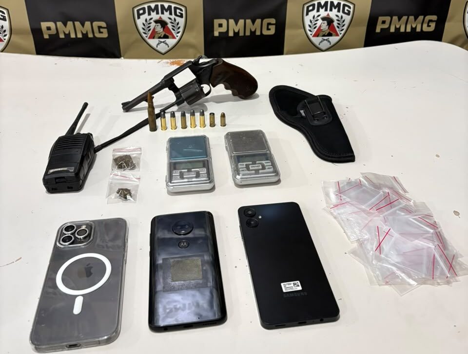 Três suspeitos são presos por tráfico de drogas e porte ilegal de arma de fogo após denúncia de tentativa de roubo em Itabira