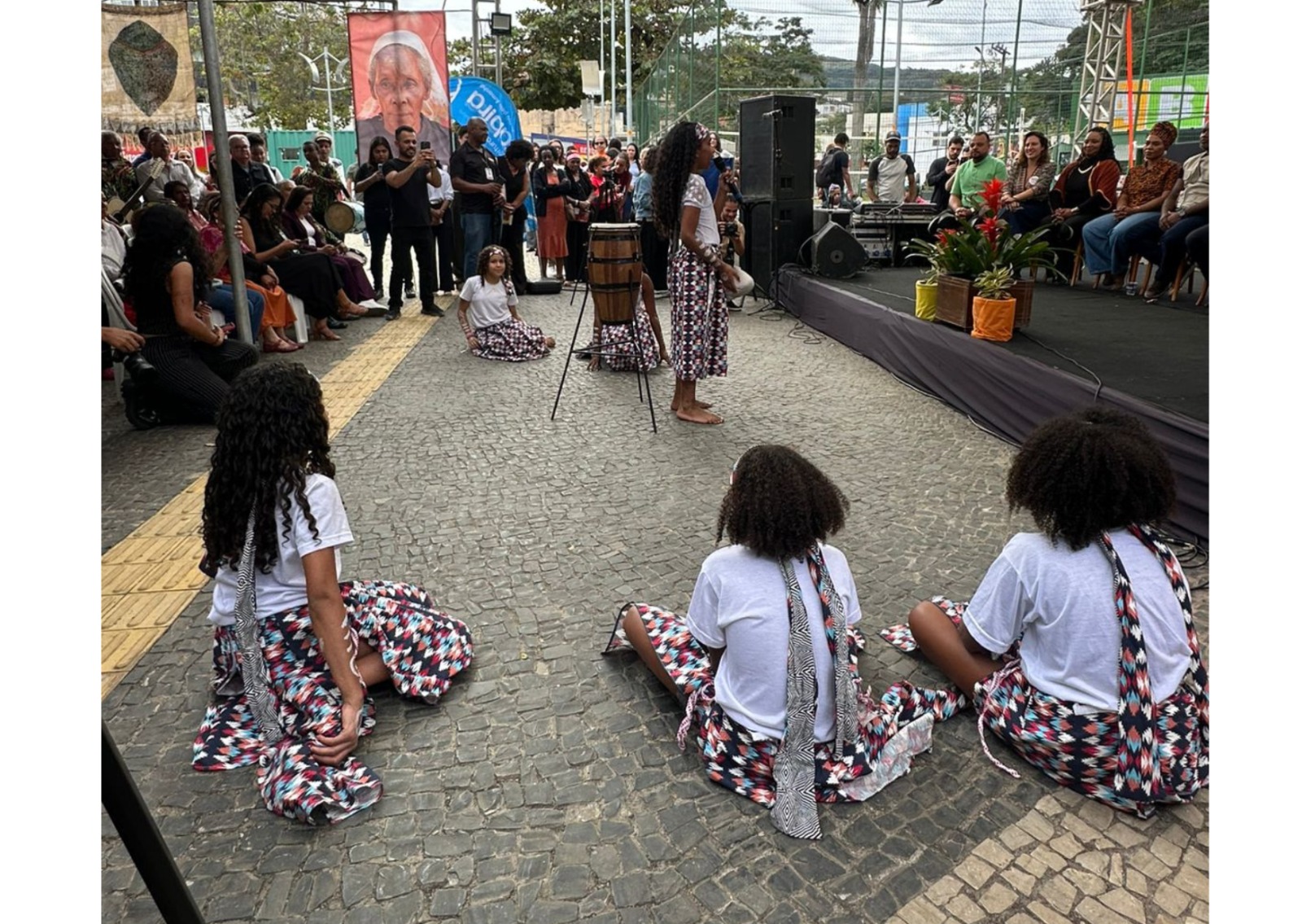Alunos do projeto “Vozes Negras”, da Escola Dona Inês Torres, fazem apresentação cultural na inauguração da Casa da Igualdade Racial em Itabira