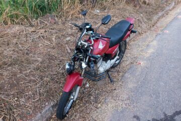 Motociclista perde controle após conversão e sofre queda na região do bairro Valença, em Itabira