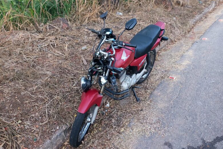 Motociclista perde controle após conversão e sofre queda na região do bairro Valença, em Itabira