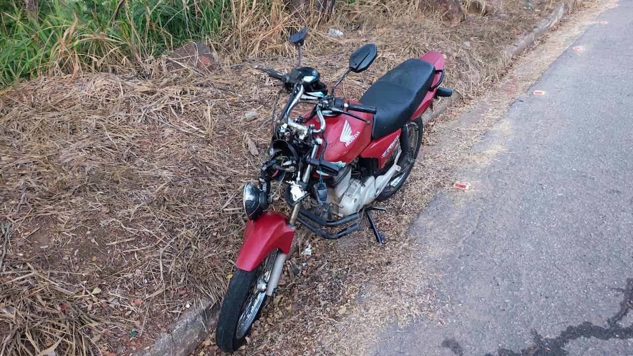 Motociclista perde controle após conversão e sofre queda na região do bairro Valença, em Itabira