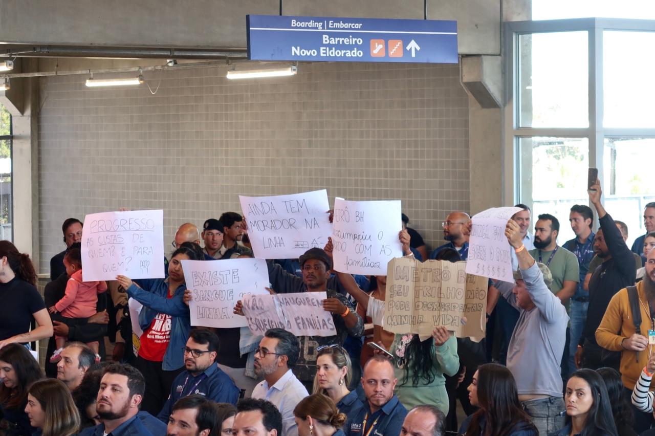 Moradores protestam contra desocupações durante inauguração da Linha 2 do metrô em BH
