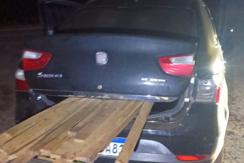 Motorista abandona carro carregado com madeira furtada e foge para mata ao avistar polícia em Itabira