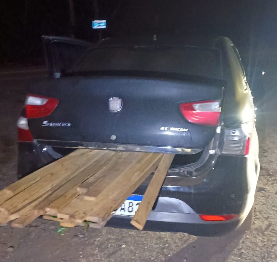 Motorista abandona carro carregado com madeira furtada e foge para mata ao avistar polícia em Itabira