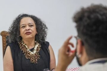 Ana Maria Gonçalves afirma que literatura negra disputa a narrativa histórica do Brasil e ajuda a compreender o racismo