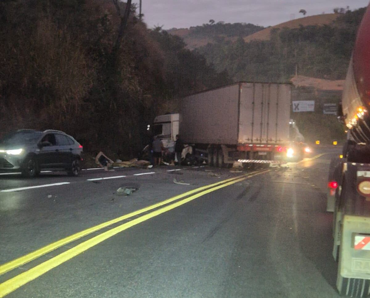 Idoso morre preso às ferragens após colisão entre carro e carreta na BR-381, em João Monlevade