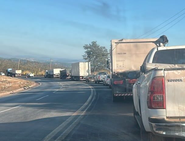 Idoso morre preso às ferragens após colisão entre carro e carreta na BR-381, em João Monlevade