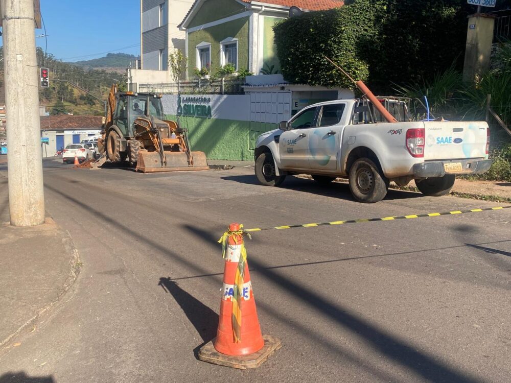 Manutenção do Saae interdita trecho da avenida Martins da Costa em Itabira