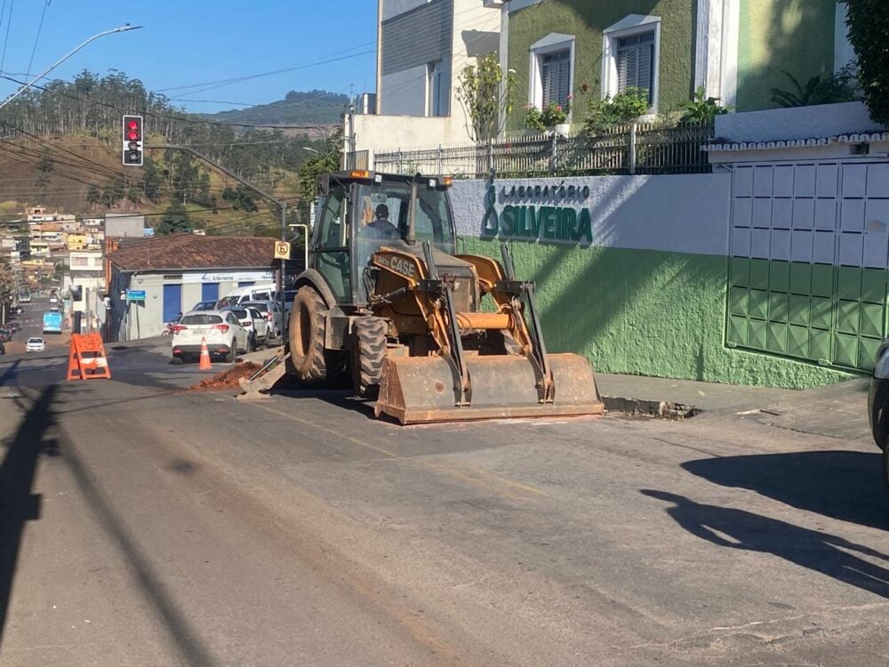 Manutenção do Saae interdita trecho da avenida Martins da Costa em Itabira