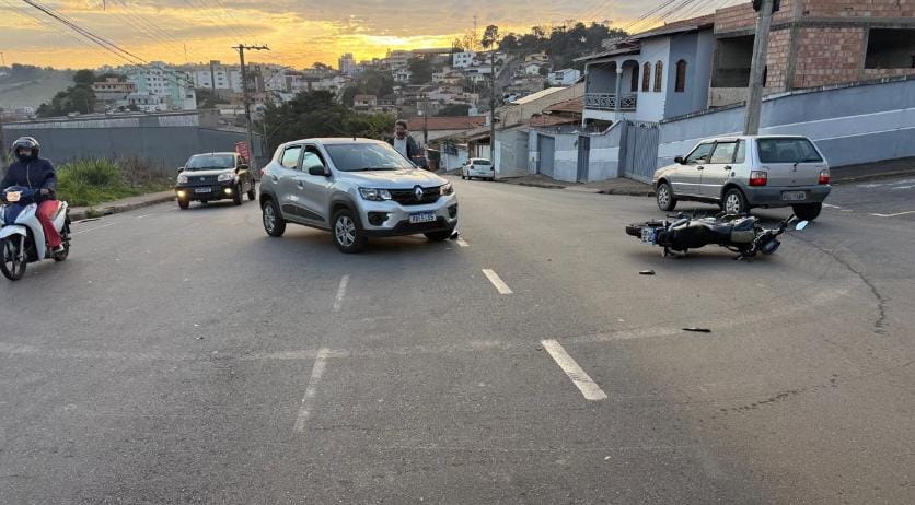 Acidente entre carro e moto deixa motociclista ferida na avenida Ipiranga 
