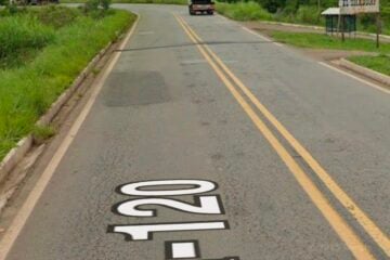 Motociclista bate em placa e despenca em barranco às margens da MGC-120 em Itabira