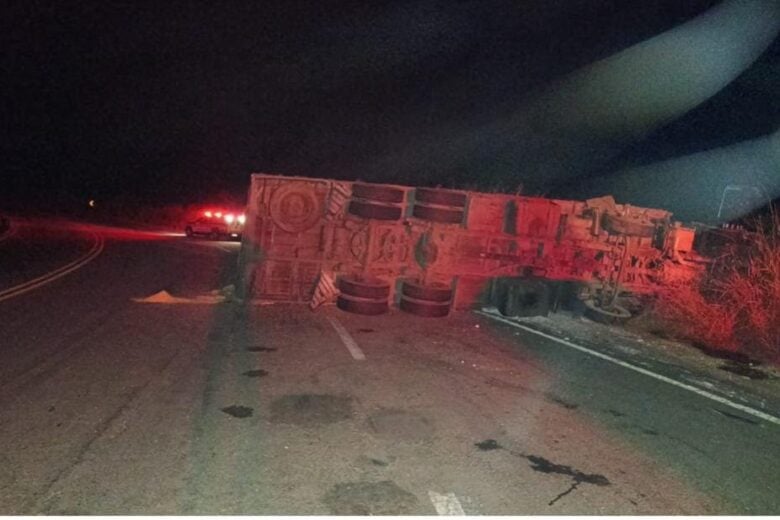 Carga de milho é saqueada após caminhão tombar na MGC-120, entre Itabira e Nova Era