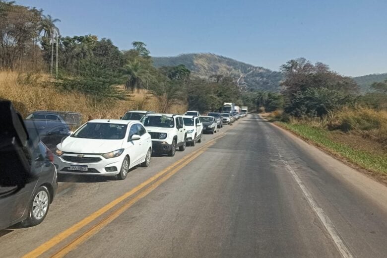 Obras provocam lentidão e congestionamentos em diferentes trechos da BR-381 neste sábado; veja onde