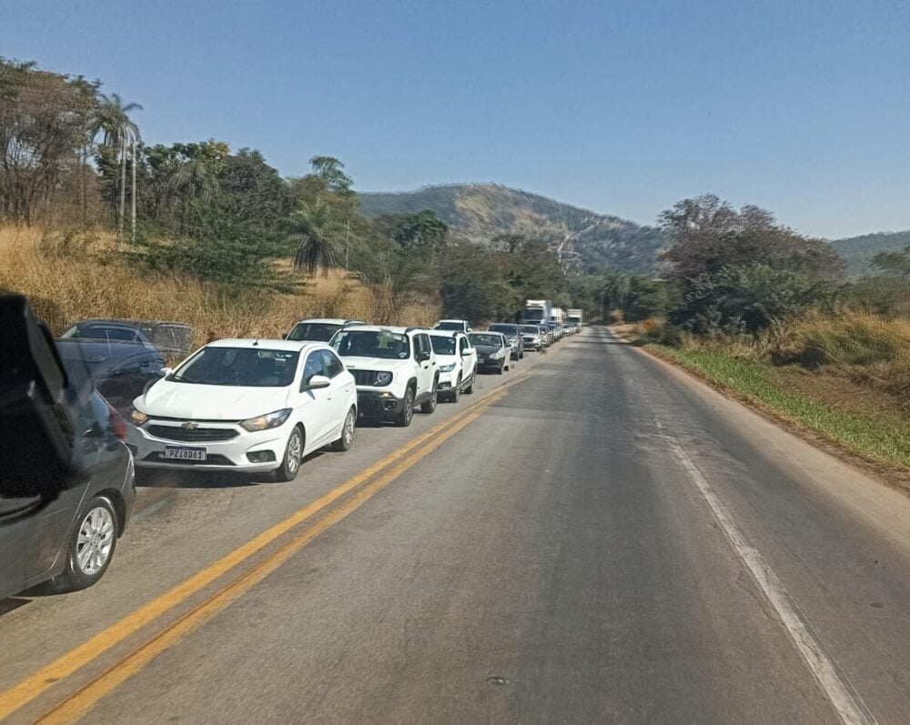 Obras provocam lentidão e congestionamentos em diferentes trechos da BR-381 neste sábado; veja onde