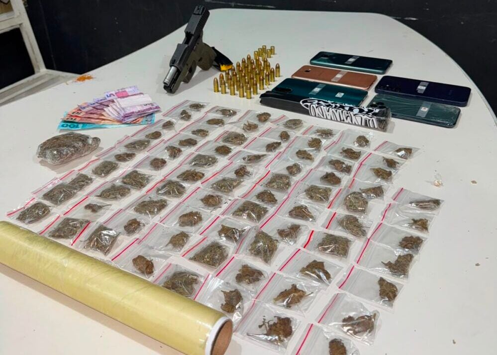 Polícia Militar apreende arma com numeração raspada e grande quantidade de drogas após denúncia de tiros em Itabira