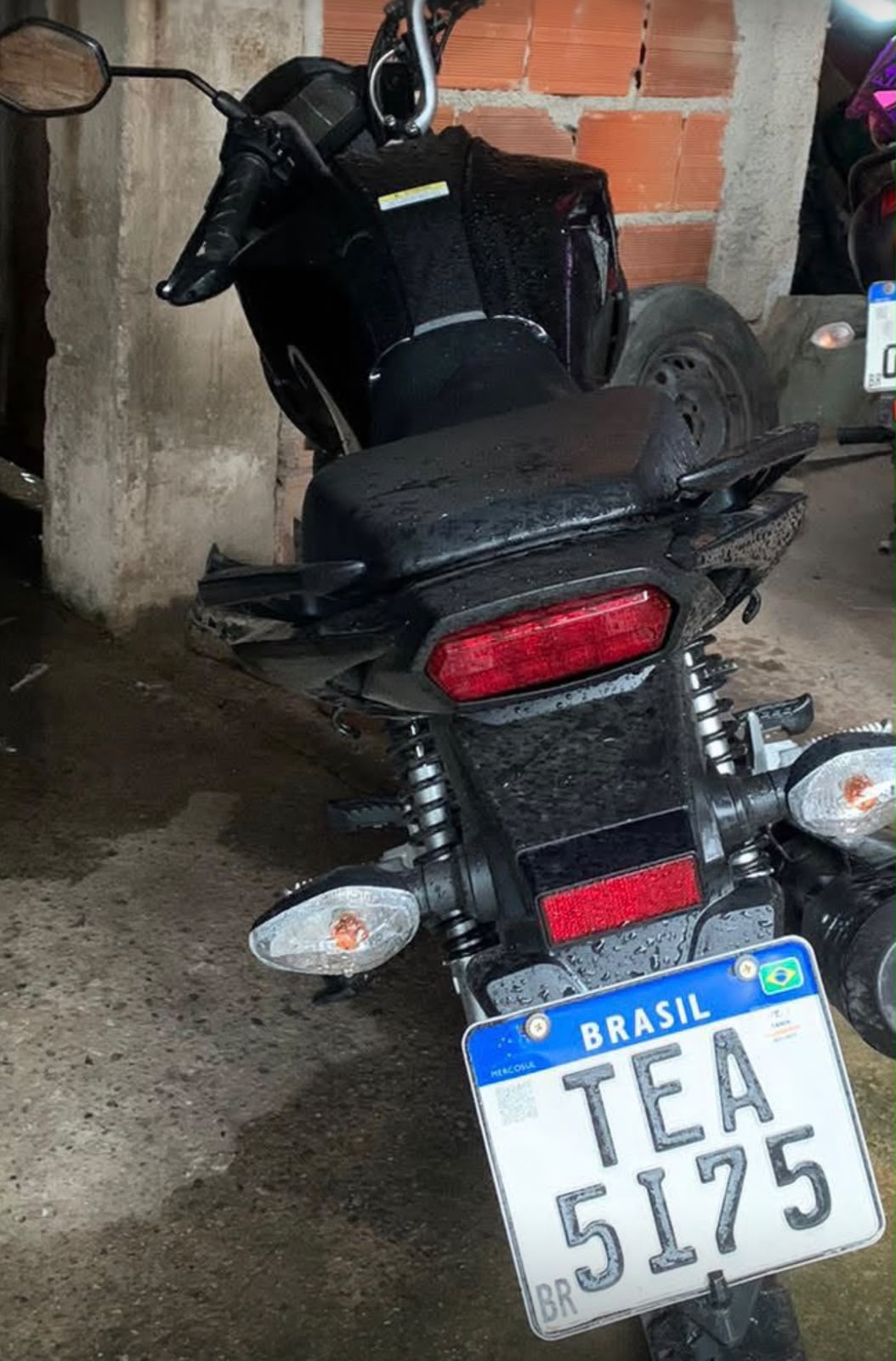Motocicleta é furtada em estacionamento de supermercado enquanto proprietária trabalhava em Itabira