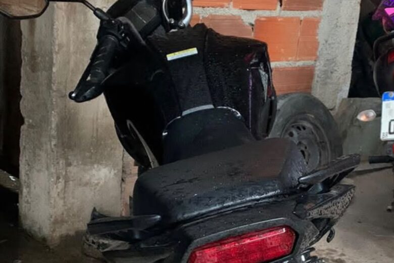 Motocicleta é furtada em estacionamento de supermercado enquanto proprietária trabalhava em Itabira