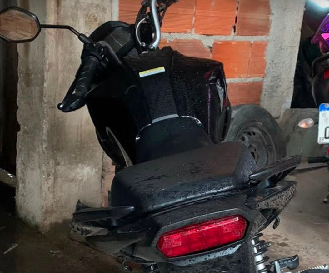 Motocicleta é furtada em estacionamento de supermercado enquanto proprietária trabalhava em Itabira
