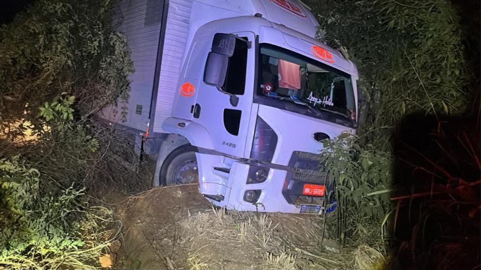 Colisão entre carro e caminhão deixa um morto e um ferido na MG-123, em Rio Piracicaba
