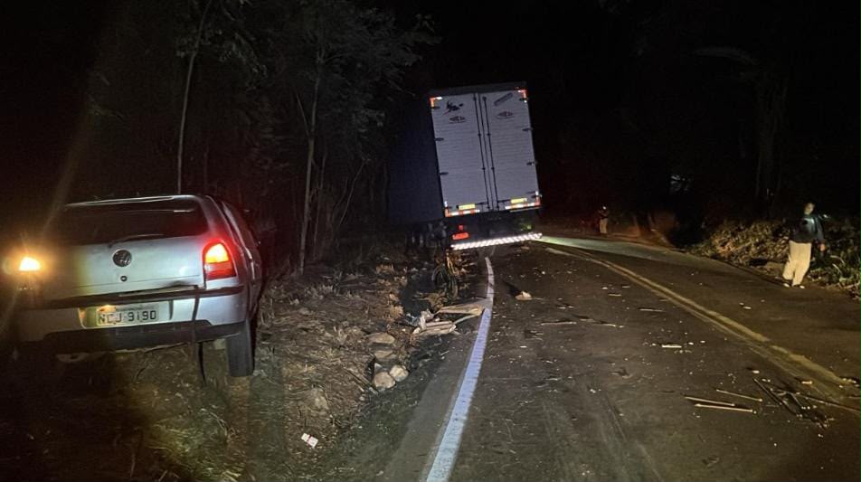 Colisão entre carro e caminhão deixa um morto e um ferido na MG-123, em Rio Piracicaba