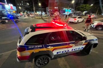 Colisão entre carro e motocicleta deixa casal ferido na Esplanada da Estação, em Itabira