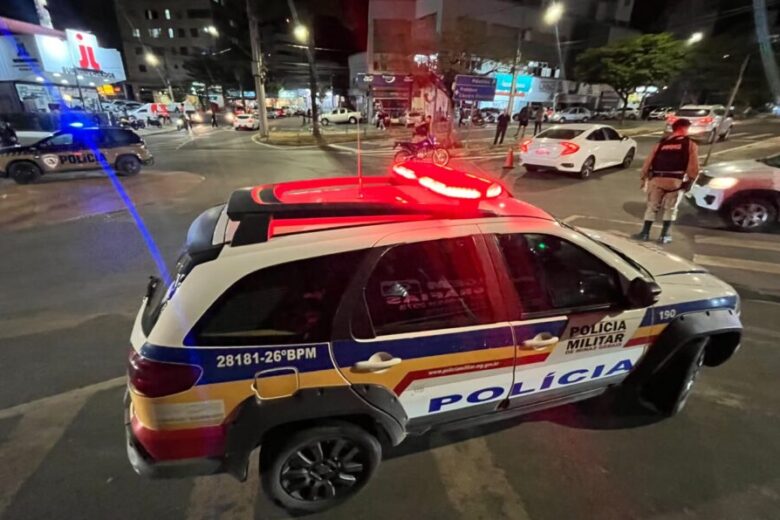 Colisão entre carro e motocicleta deixa casal ferido na Esplanada da Estação, em Itabira