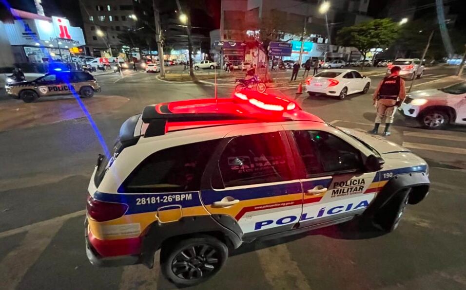 Colisão entre carro e motocicleta deixa casal ferido na Esplanada da Estação, em Itabira