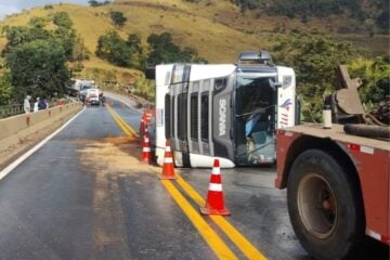 Carreta tomba em viaduto e interdita BR-381 em Nova Era; trânsito opera em “pare e siga”