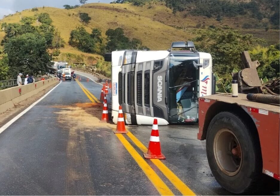 Carreta tomba em viaduto e interdita BR-381 em Nova Era; trânsito opera em “pare e siga”