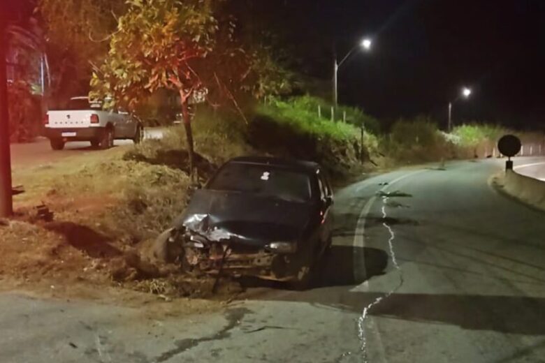 Colisão frontal termina em agressões e motorista fica ferido na AMG-1210, em Itabira