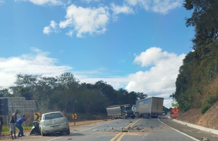 Acidente entre carro e caminhão deixa dois mortos e interdita a BR-381 em Belo Oriente