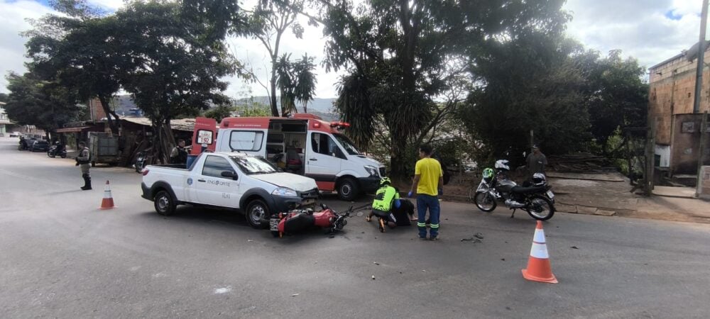 Motociclista sofre fratura exposta em colisão com carro no bairro João XXIII, em Itabira