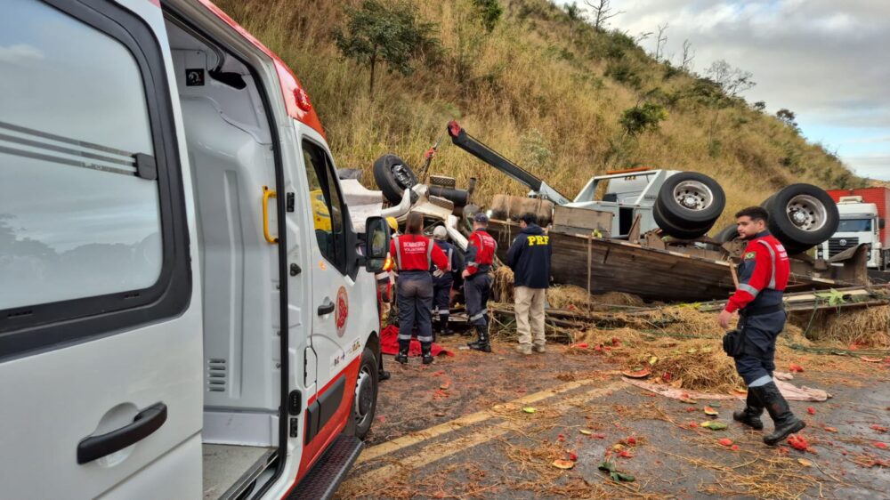 BR-262: caminhão carregado de melancias tomba na Serra do Macuco e motorista fica preso às ferragens