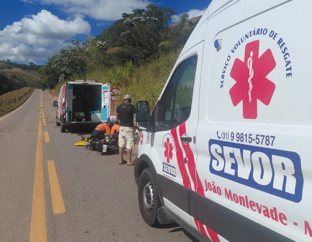Pneu estoura, motocicleta cai na MG-123 e dois jovens ficam feridos