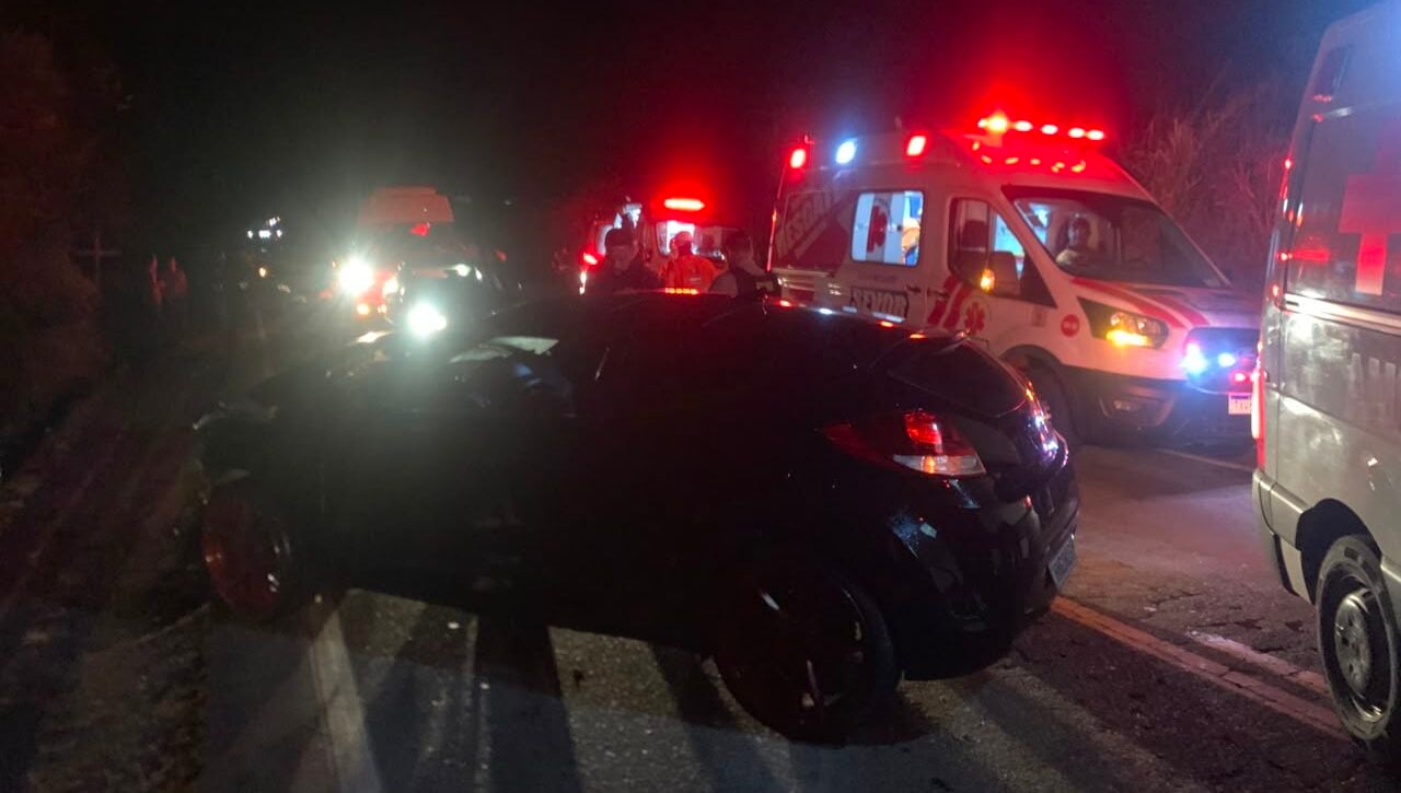 Carro atinge barranco e deixa duas pessoas feridas na entrada de Rio Piracicaba