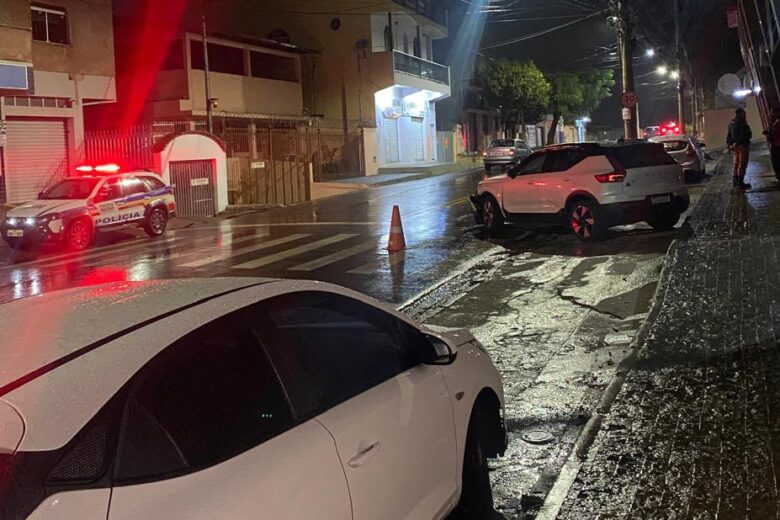 Corsa é arremessado para a contramão após colisão com Volvo em Itabira