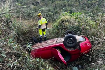 Carro capota em ribanceira de 20 metros em João Monlevade; motorista não foi encontrado