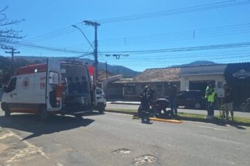 Acidente entre motociclistas mobiliza Samu e PM no cruzamento das avenidas Brasil e Ipiranga, em Itabira