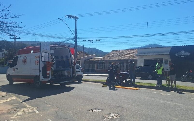 Acidente entre motociclistas mobiliza Samu e PM no cruzamento das avenidas Brasil e Ipiranga, em Itabira