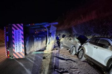 Carreta-cegonha tomba na BR-262 e deixa duas pessoas feridas em São Domingos do Prata