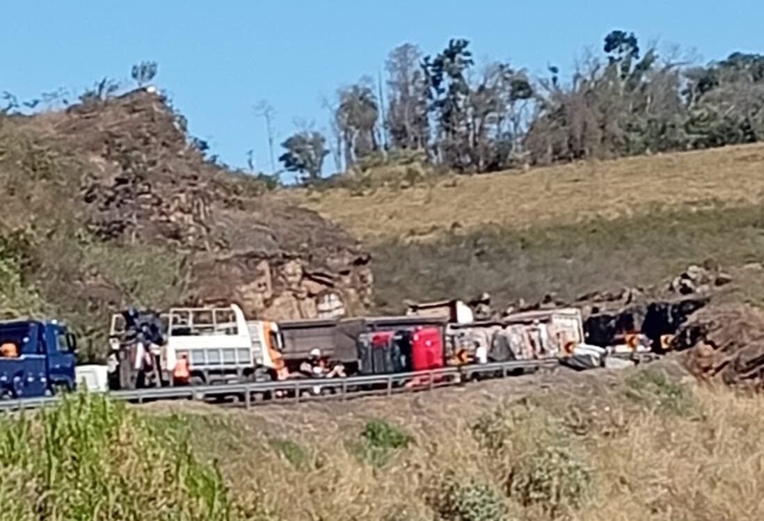 Carreta tomba na BR-381 em São Gonçalo do Rio Abaixo; pista é interditada para destombamento