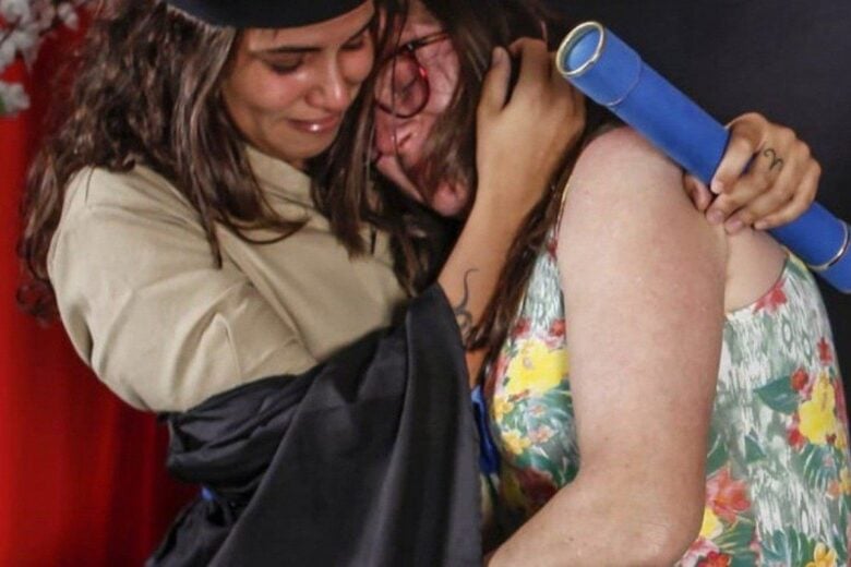 Jovem veste uniforme da mãe faxineira para homenageá-la em formatura