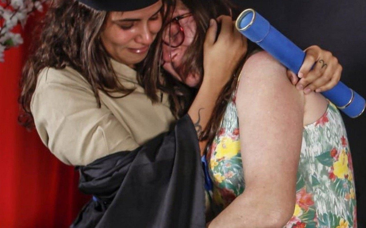 Jovem veste uniforme da mãe faxineira para homenageá-la em formatura