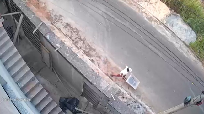 Câmeras registram furto de carrinho de mão em obra no bairro Vila Salica, em Itabira; veja o vídeo