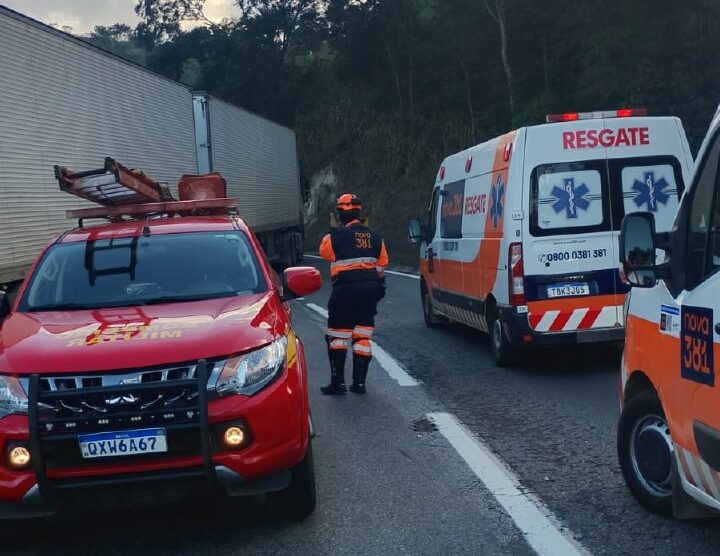 Idoso morre preso às ferragens após colisão entre carro e carreta na BR-381, em João Monlevade