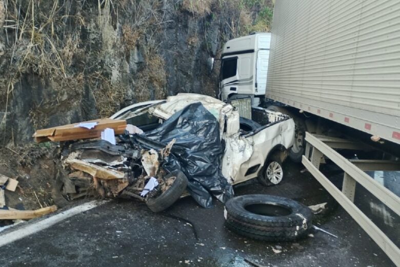 Idoso morre preso às ferragens após colisão entre carro e carreta na BR-381, em João Monlevade