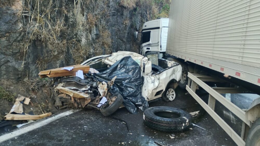 Idoso morre preso às ferragens após colisão entre carro e carreta na BR-381, em João Monlevade