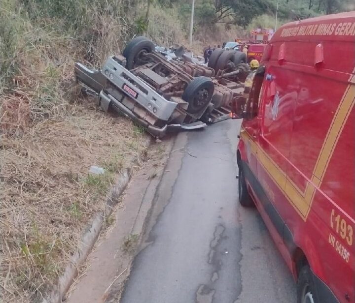 Dois homens morrem após caminhão tombar na BR-356, entre Mariana e Ouro Preto