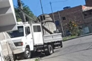 Susto no Juca Batista: caminhão desce desgovernado e bate contra muro; ninguém se feriu